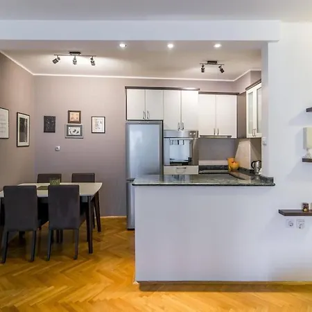 Modern Living Apts - Botanica - Private Parking Apartment *